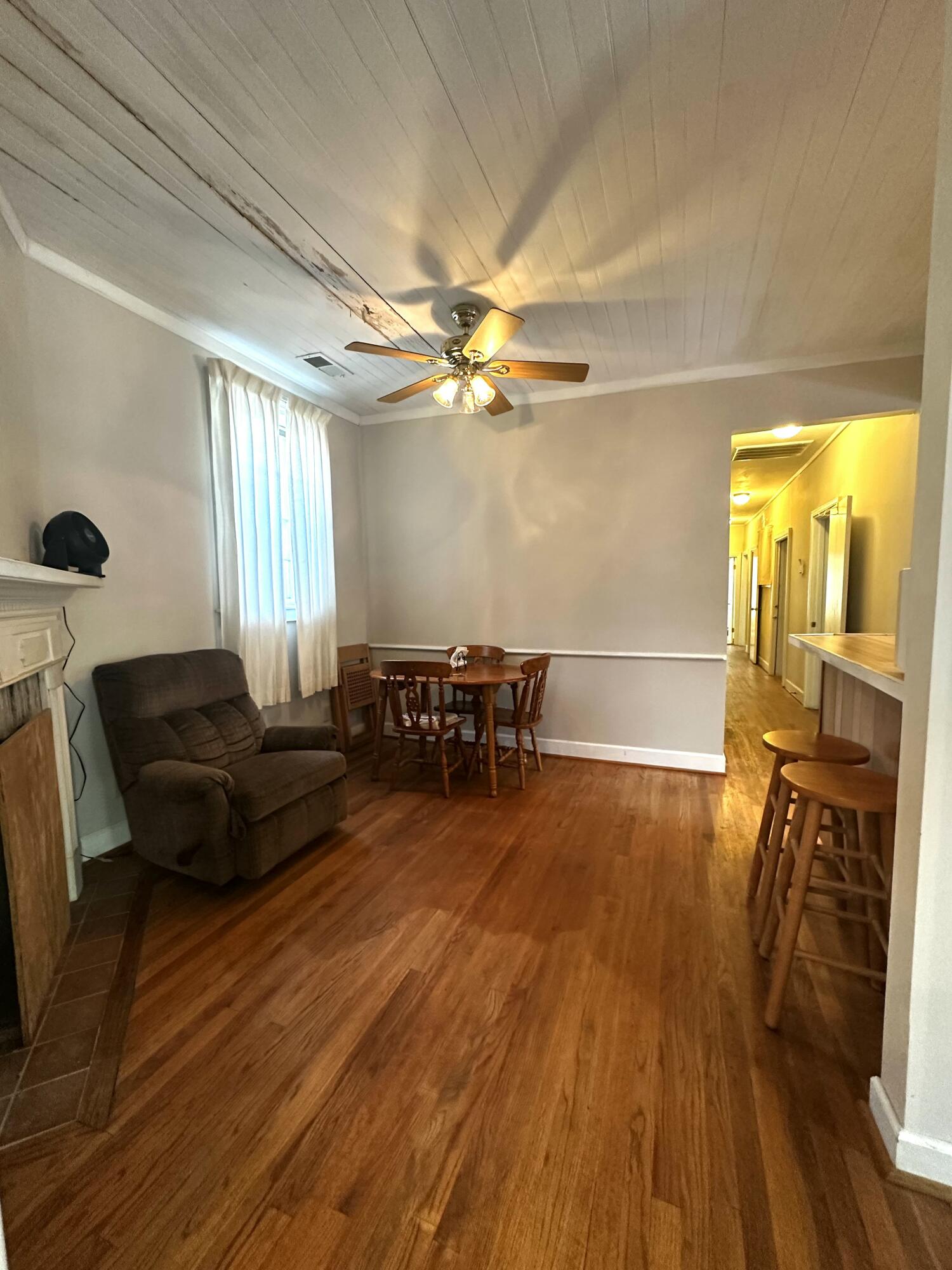 227-229 Fishburne Street Charleston, SC 29403 - Photo 5 of 13 227 fishburne dining