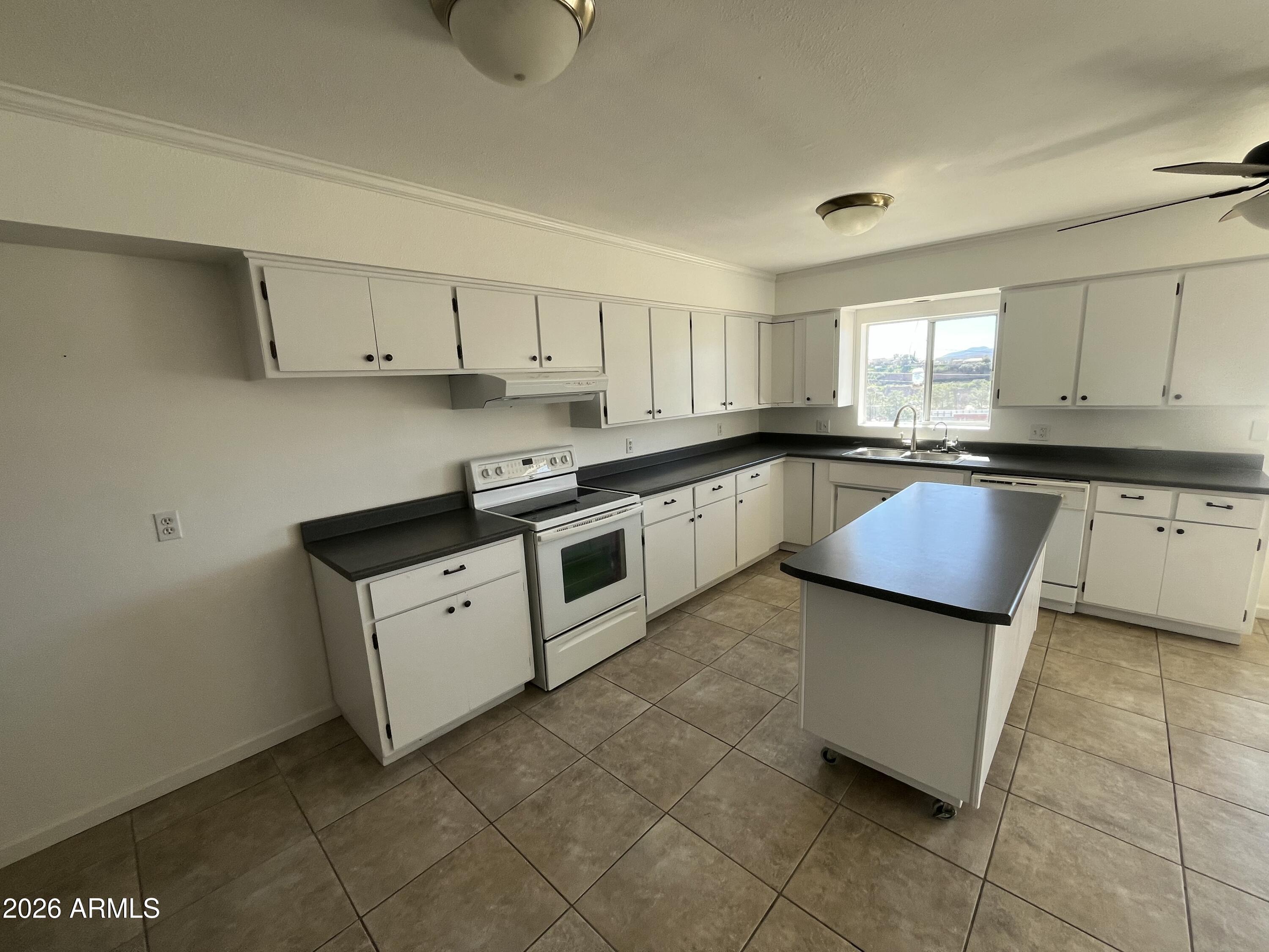 490 South 9th Street Globe, AZ 85501 - Photo 19 of 45 a kitchen with a sink stove and cabinets