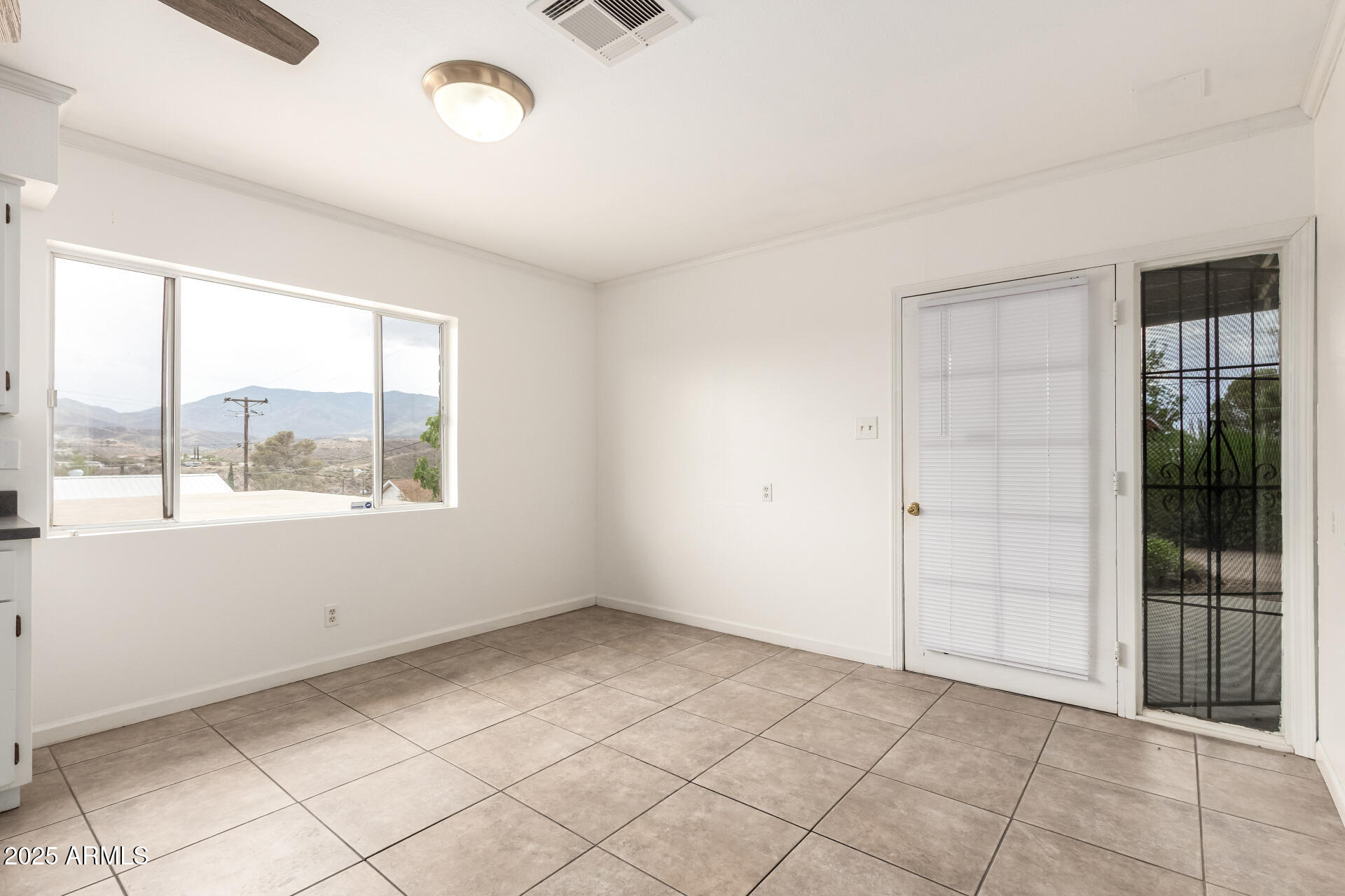 490 South 9th Street Globe, AZ 85501 - Photo 22 of 45 a view of an empty room with a window