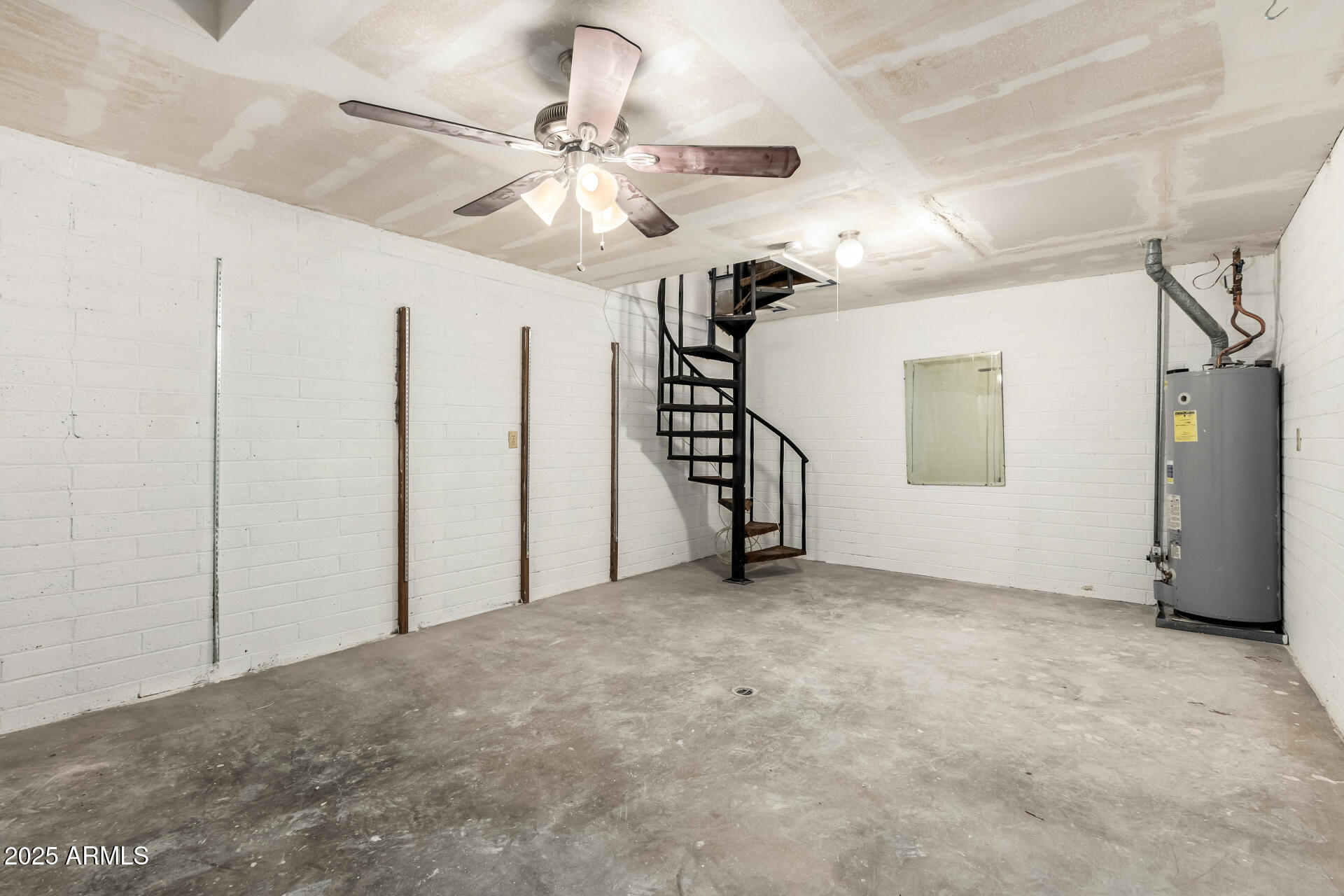 490 South 9th Street Globe, AZ 85501 - Photo 42 of 45 a view of an empty room with a window