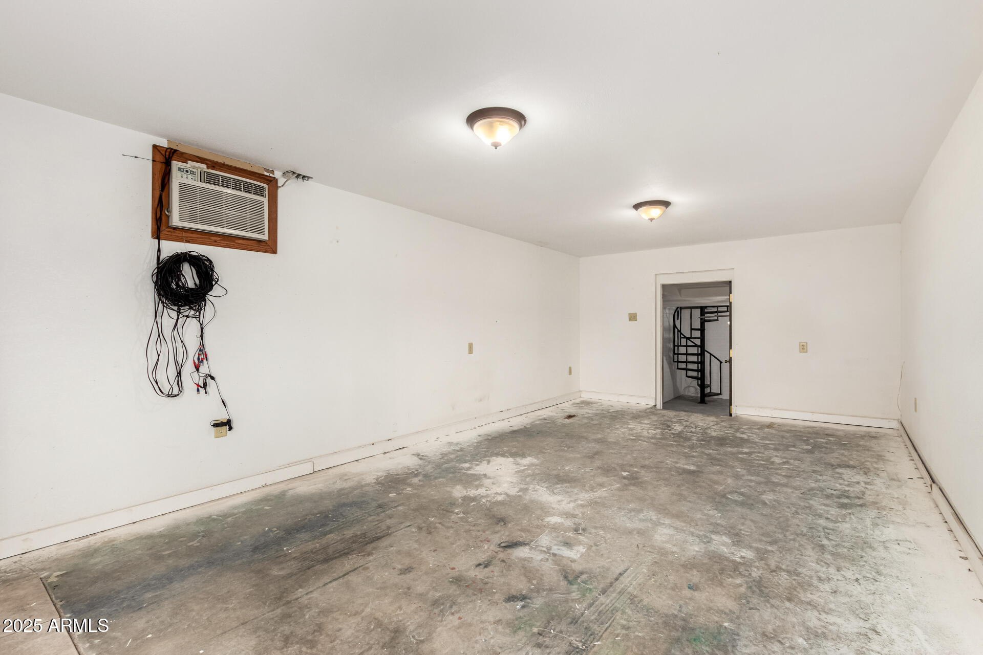 490 South 9th Street Globe, AZ 85501 - Photo 43 of 45 an empty room with a empty space and window