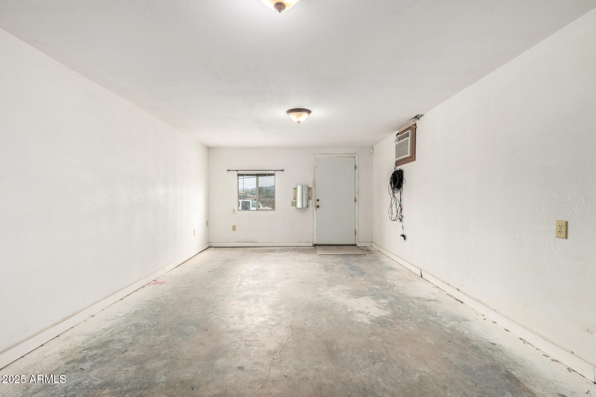 490 South 9th Street Globe, AZ 85501 - Photo 44 of 45 an empty room with windows
