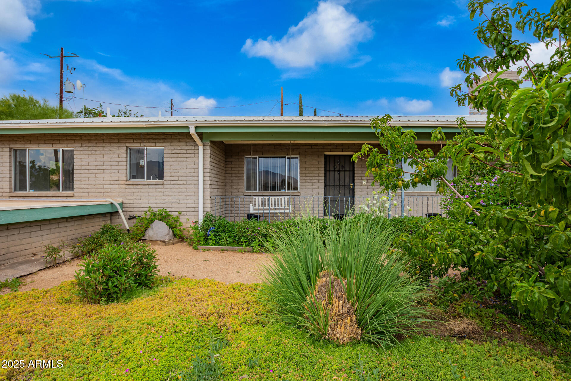 490 South 9th Street Globe, AZ 85501 - Photo 5 of 45 a front view of a house with garden
