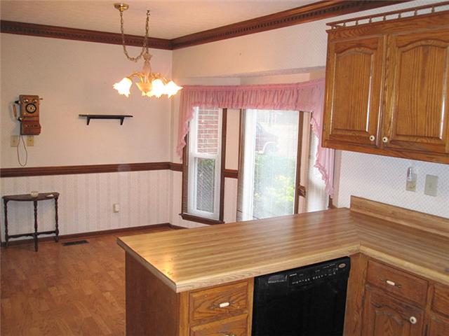2706 Cages Bend Road Gallatin, TN 37066 - Photo 14 of 20 Lots of light comes into this breakfast area, which adjoins the kitchen.