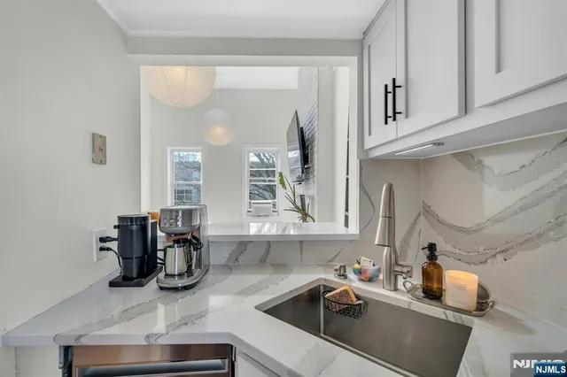 $479,000 | 122 Bright Street, Unit 4W, Jersey City, NJ 07302