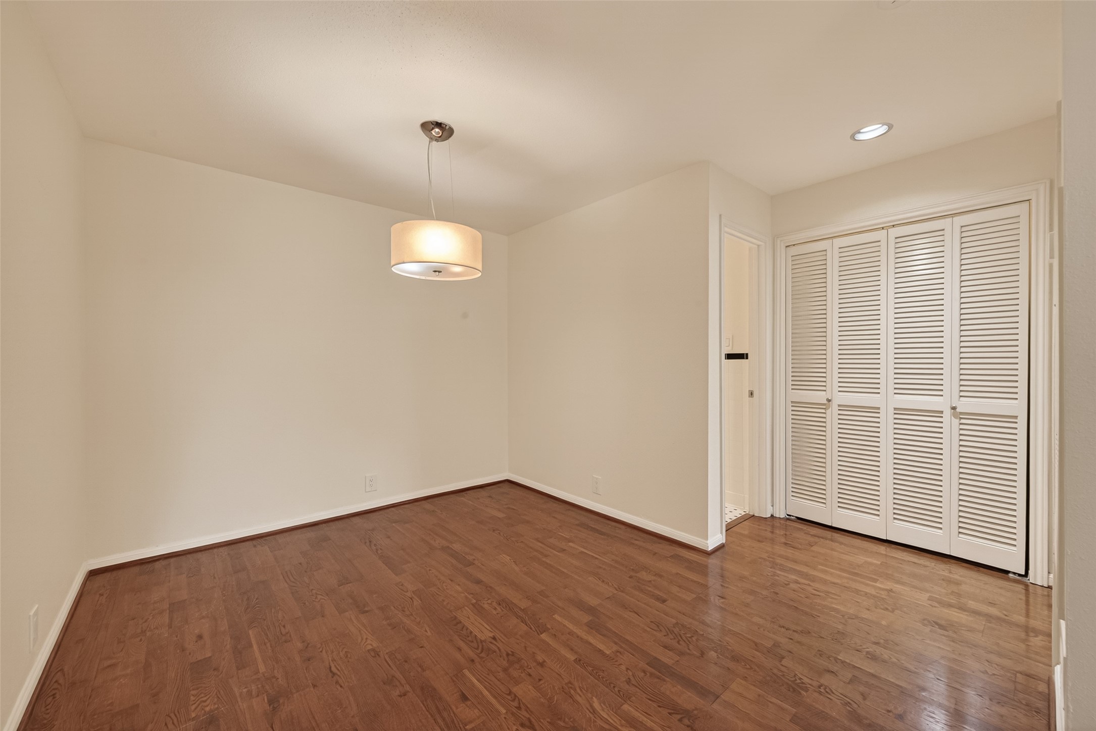 2829 Timmons Lane, Unit 144 Houston, TX 77027 - Photo 7 of 41 Fashioned with an incredibly tidy breakfast nook, there is plenty of room for traditional morning fare of pancakes, fresh fruit, and hot coffee. Laugh with your loved ones, as you enjoy eating a plate of homemade goodness!