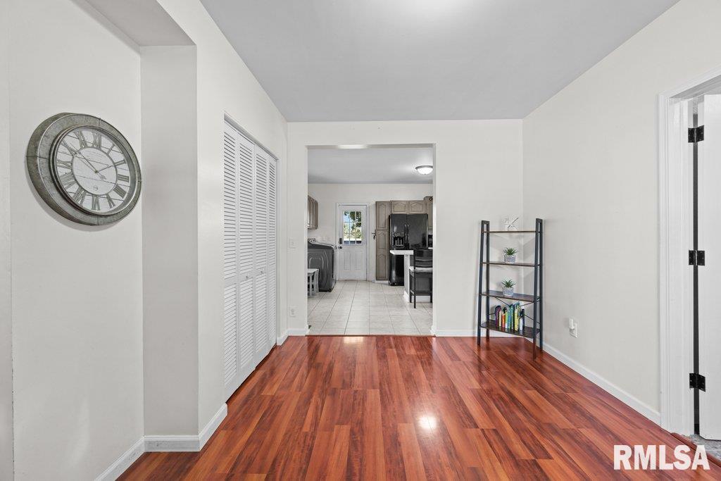 709 Edgington Street Reynolds, IL 61279 - Photo 4 of 28 Gallery Image 4