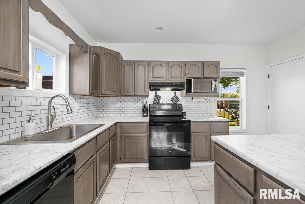 709 Edgington Street Reynolds, IL 61279 - Photo 7 of 28 Gallery Image 7