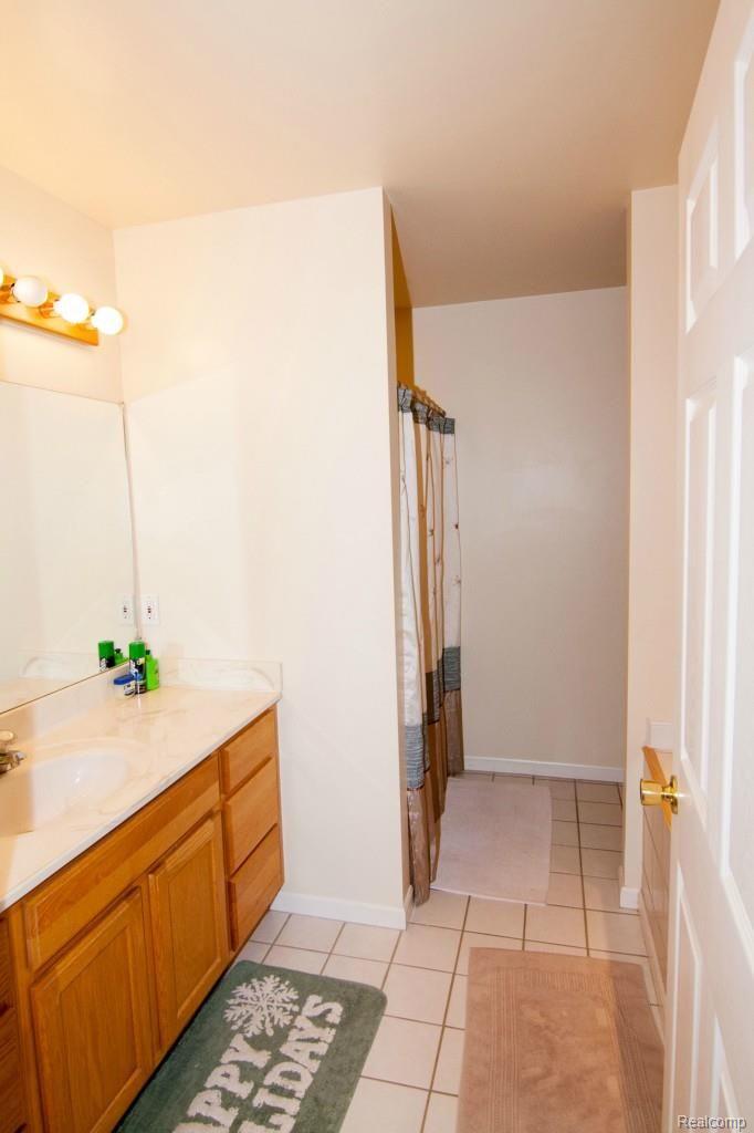 800 Jennings Road Whitmore Lake, MI 48189 - Photo 16 of 40 Master bathroom