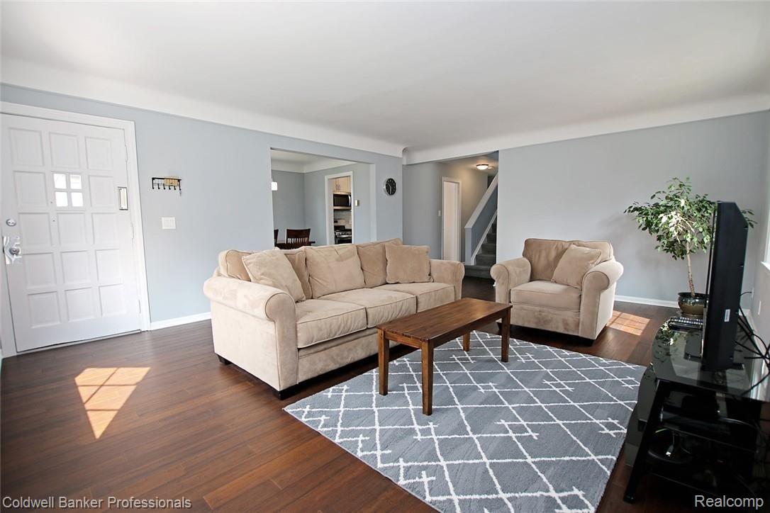 1890 Columbia Road Berkley, MI 48072 - Photo 5 of 42 6) Living Room.jpg