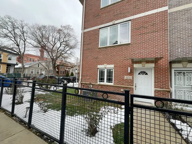 $3,000 | 3527 South Parnell Avenue, Unit A, Chicago, IL 60609
