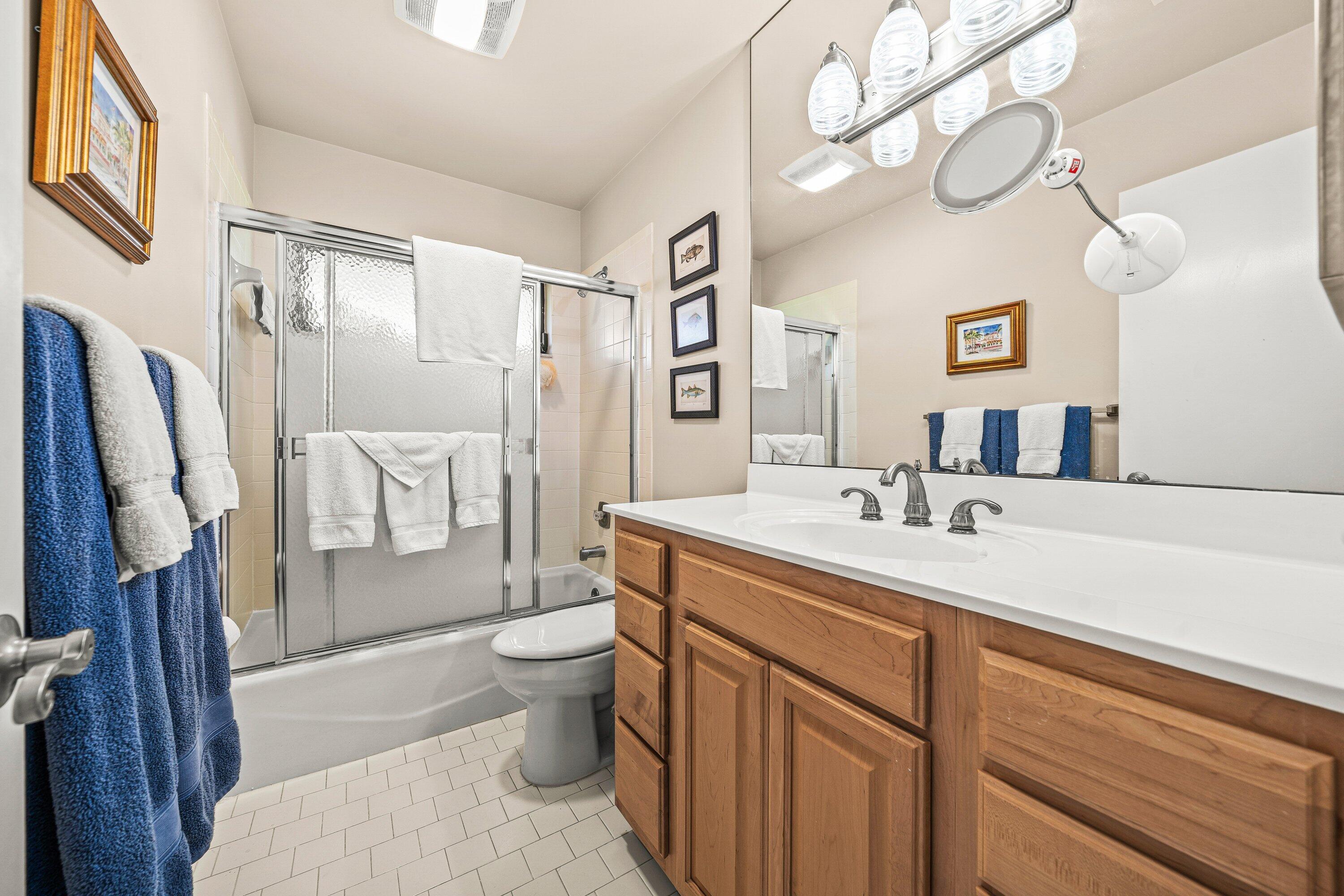 10221 Quail Covey Road, Unit HIBISCUS S Boynton Beach, FL 33436 - Photo 27 of 60 Guest Bathroom