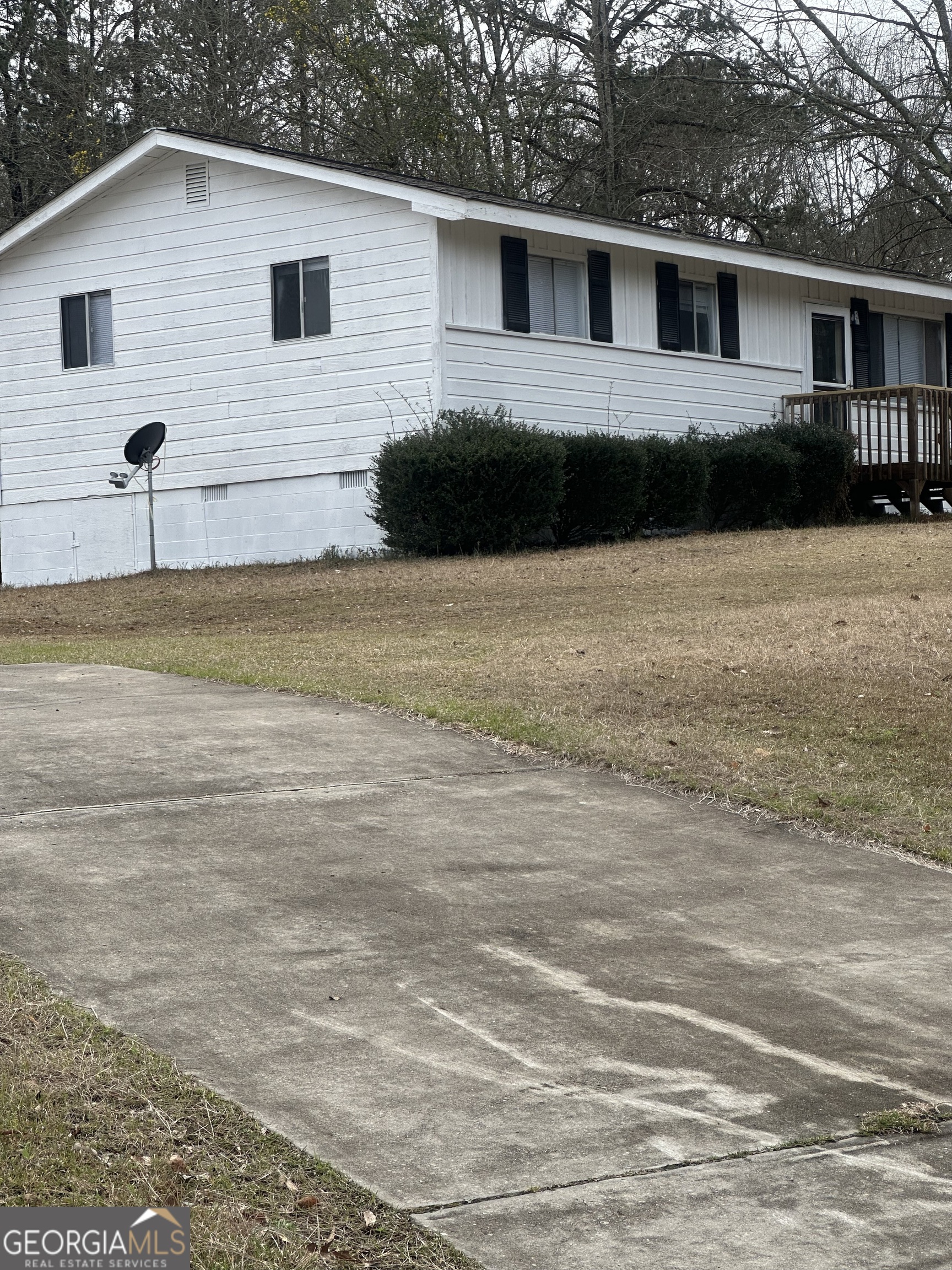 193 Frazier Drive Southeast Milledgeville, GA 31061 - Photo 3 of 38 a view of a house with a yard