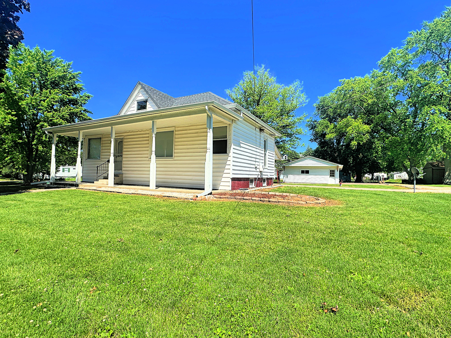 505 Morgan Street Long Point, IL 61333 - Photo 2 of 36 a front view of house with yard and green space
