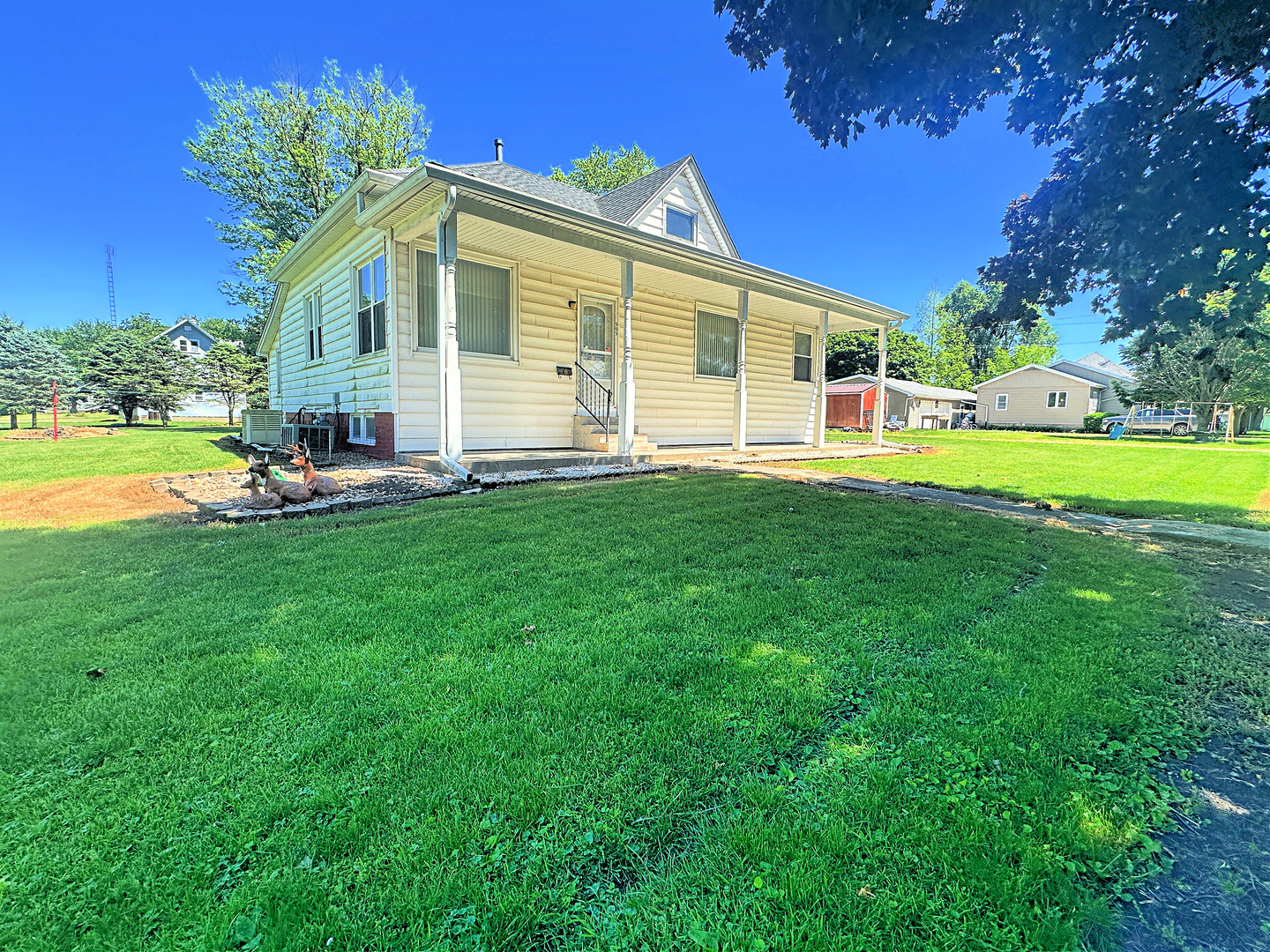 505 Morgan Street Long Point, IL 61333 - Photo 10 of 36 a front view of a house with a yard