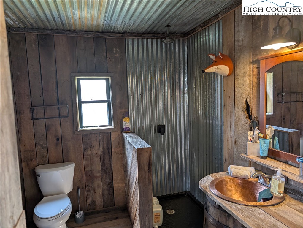 Jerry's Creek Road Newland, NC 28657 - Photo 30 of 49 a bathroom with a toilet sink and shower
