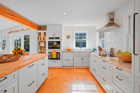 $2,695,000 | 187 Lagoon Pond Road, Vineyard Haven, MA 02568