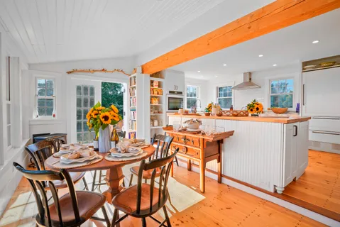 $2,695,000 | 187 Lagoon Pond Road, Vineyard Haven, MA 02568