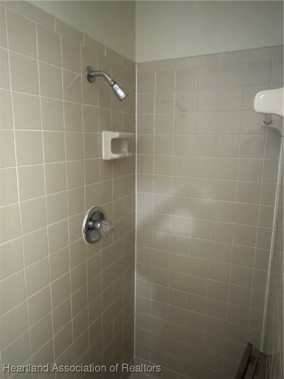 7422 Valencia Road Sebring, FL 33876 - Photo 11 of 15 a bathroom with a shower
