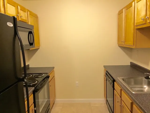 $1,945 | 50 Sentinel Court, Unit L08, Manchester, NH 03103