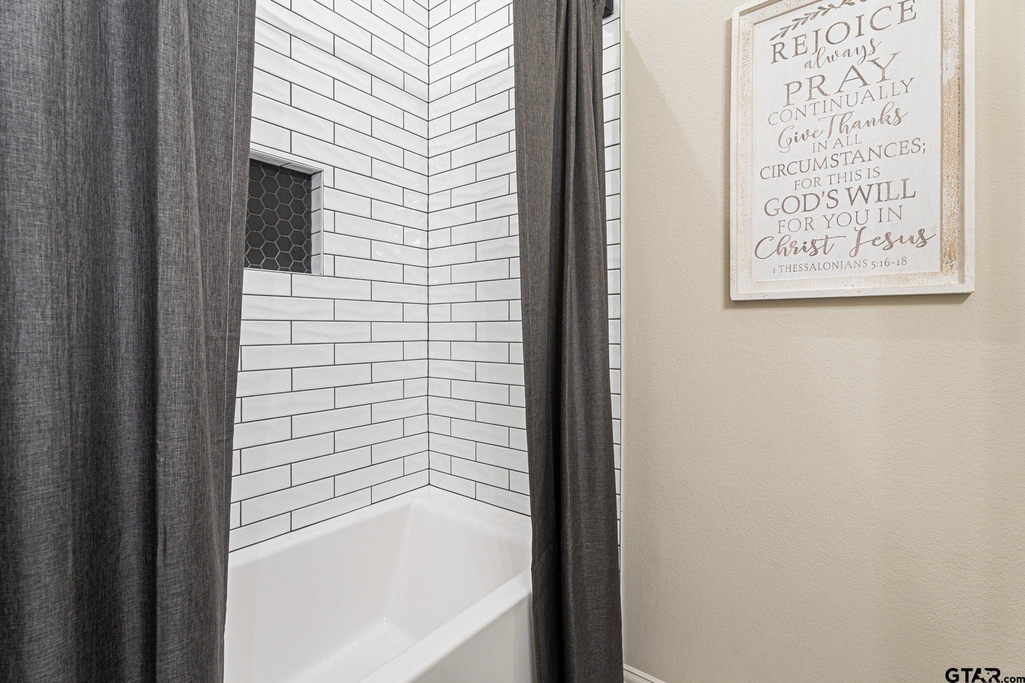 12293 Harlon Street Flint, TX 75762 - Photo 22 of 33 a bathroom with a bathtub