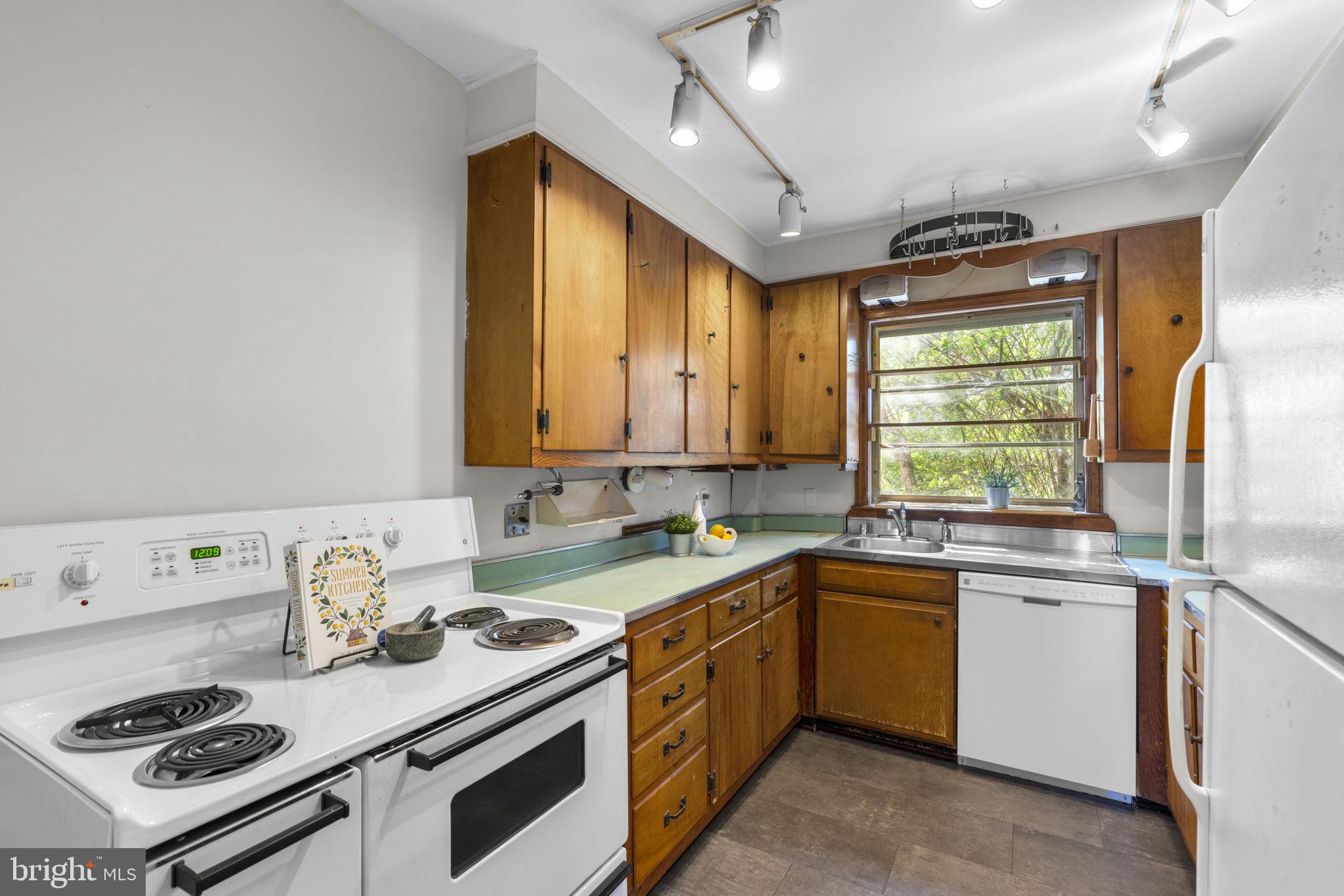 211 West Maple Road Linthicum Heights, MD 21090 - Photo 11 of 44 Kitchen with newly installed LVP