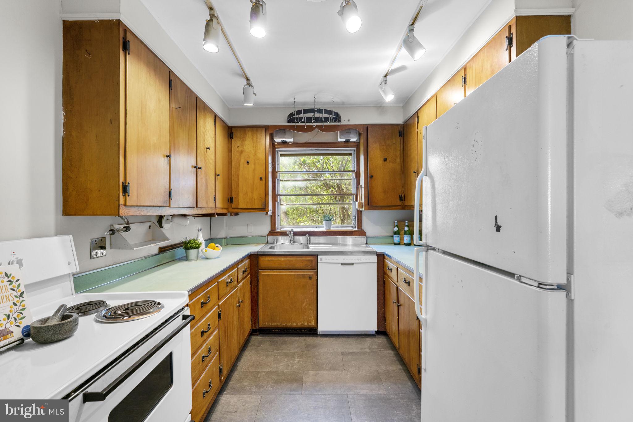 211 West Maple Road Linthicum Heights, MD 21090 - Photo 12 of 44