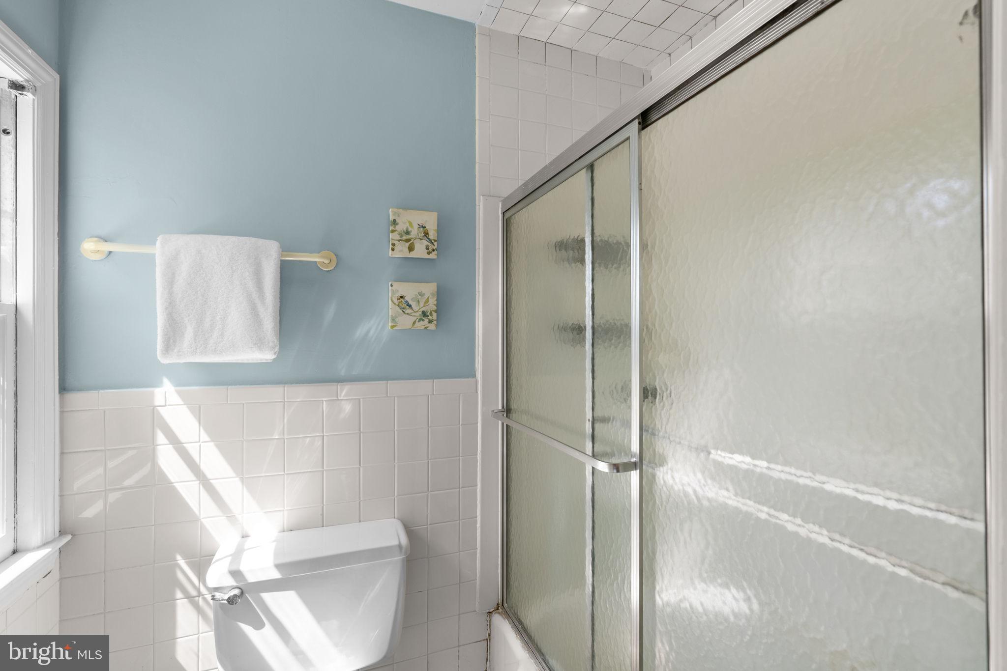 211 West Maple Road Linthicum Heights, MD 21090 - Photo 23 of 44 Primary bathroom with tub/shower