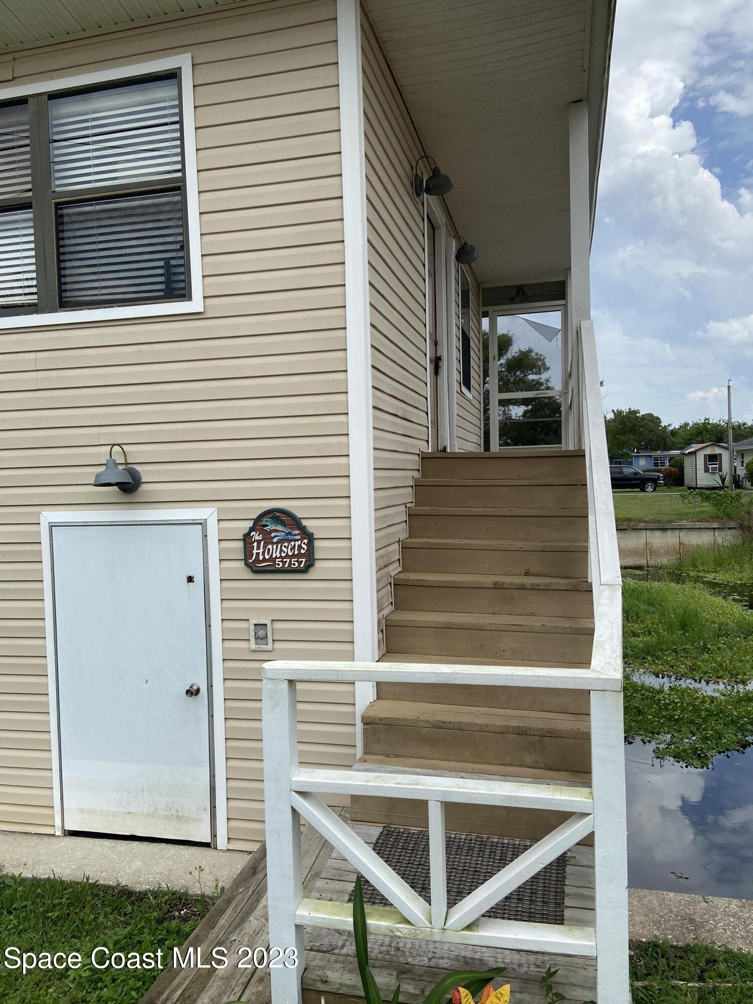 5757 Lake Poinsett Road Cocoa, FL 32926 - Photo 4 of 43 a view of entryway front of house