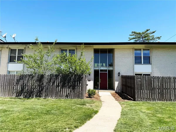 $139,000 | 10427 Briarbend Drive, Unit 9, St. Louis, MO 63146