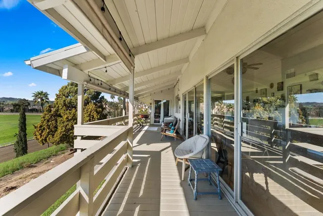 a view of a back yard