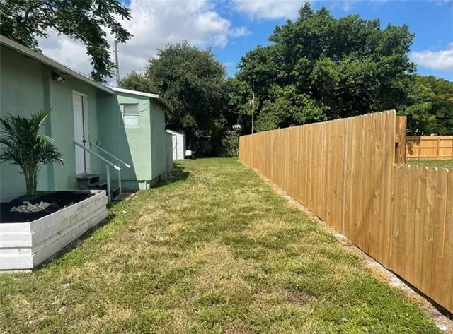a view of a backyard with pathway