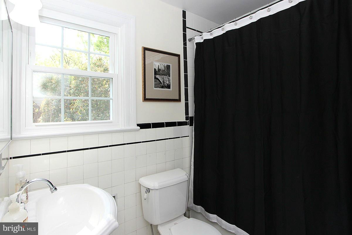 11 Hilltop Road Silver Spring, MD 20910 - Photo 21 of 29 Bath