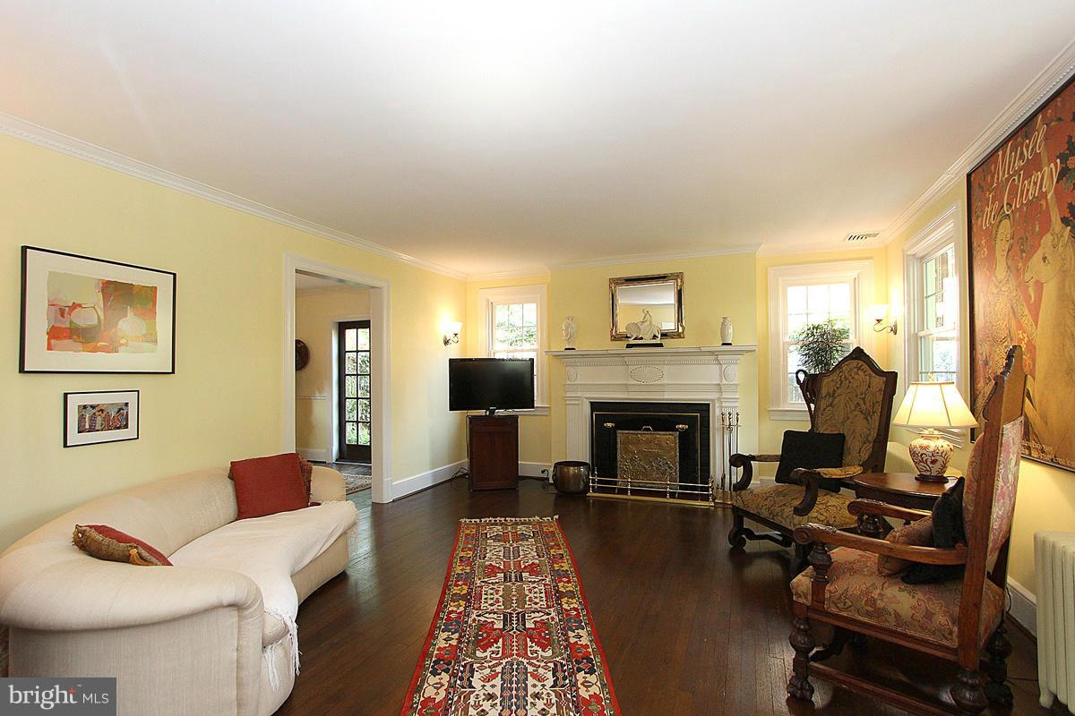 11 Hilltop Road Silver Spring, MD 20910 - Photo 5 of 29 Living Room