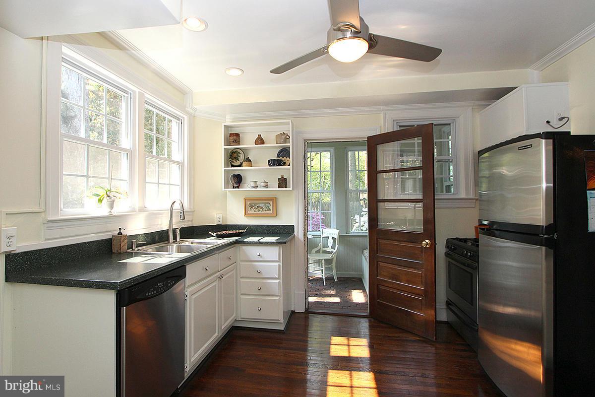 11 Hilltop Road Silver Spring, MD 20910 - Photo 10 of 29 Kitchen