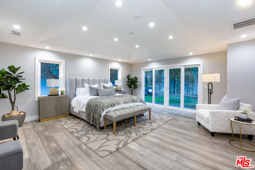 10700 Lindbrook Drive Los Angeles, CA 90024 - Photo 23 of 42 a spacious bedroom with a bed and glass window