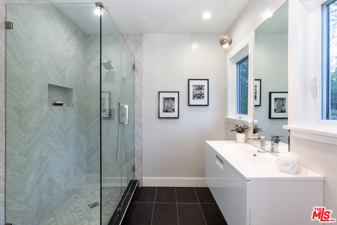 10700 Lindbrook Drive Los Angeles, CA 90024 - Photo 30 of 42 a bathroom with a sink a toilet a shower and a mirror