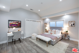 10700 Lindbrook Drive Los Angeles, CA 90024 - Photo 33 of 42 a bedroom with a bed and a chair