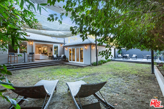10700 Lindbrook Drive Los Angeles, CA 90024 - Photo 39 of 42 a backyard of a house with barbeque oven table and chairs