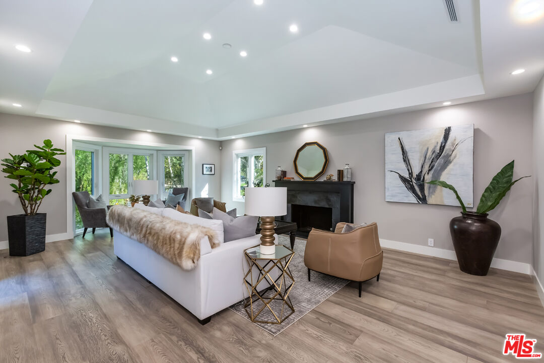 10700 Lindbrook Drive Los Angeles, CA 90024 - Photo 4 of 42 a living room with furniture and a potted plant