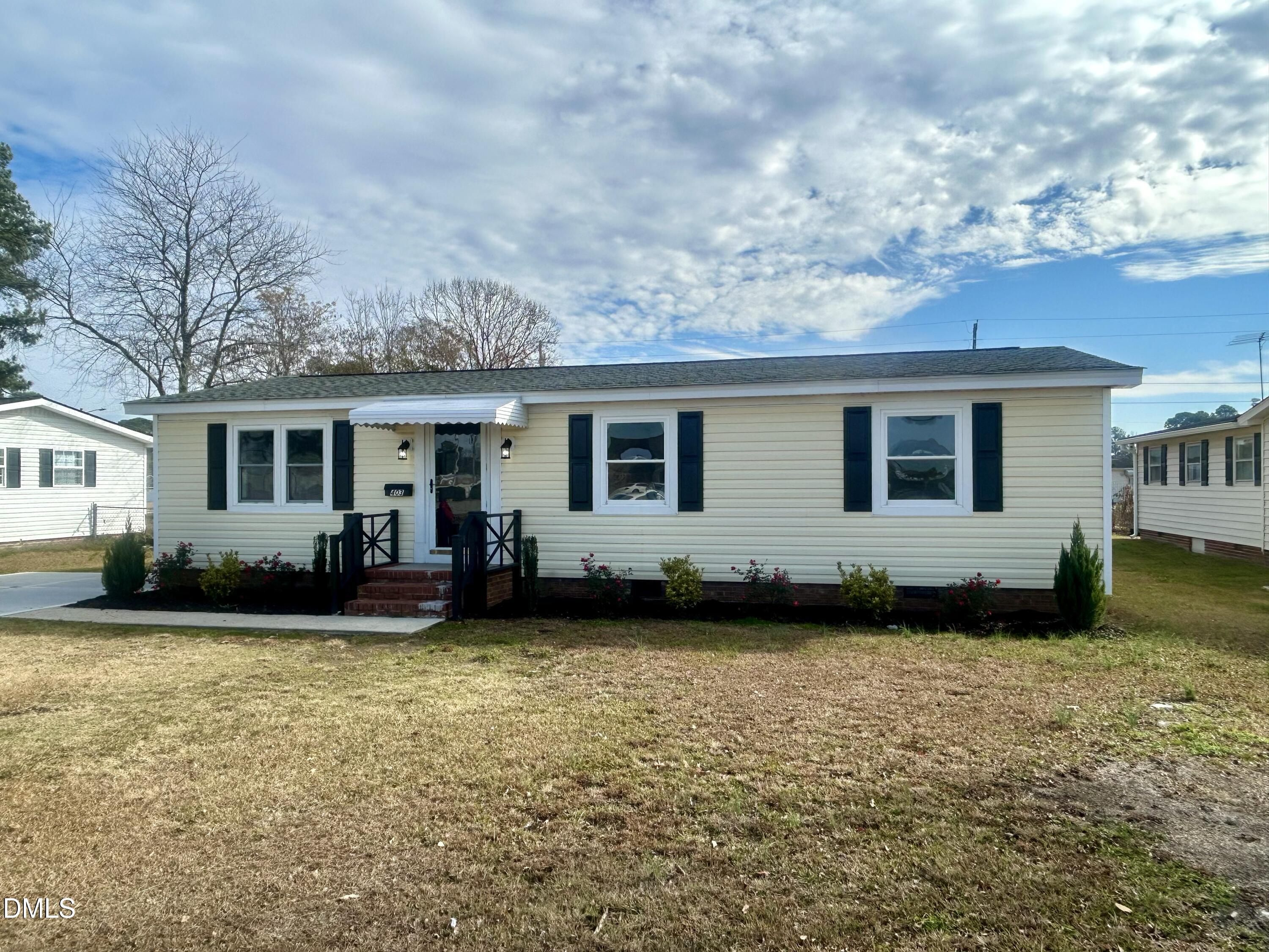 a view of a house with a yard