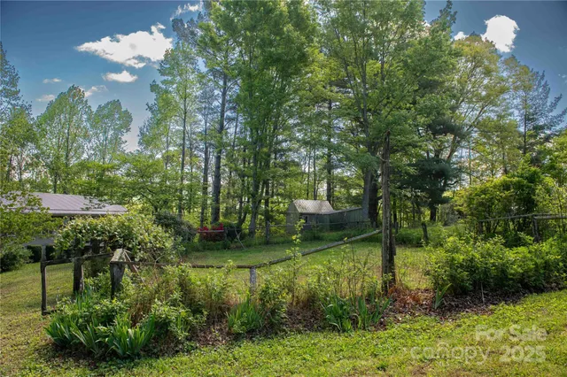$599,500 | 120 Powderhorn Drive\, Burnsville, NC 28714