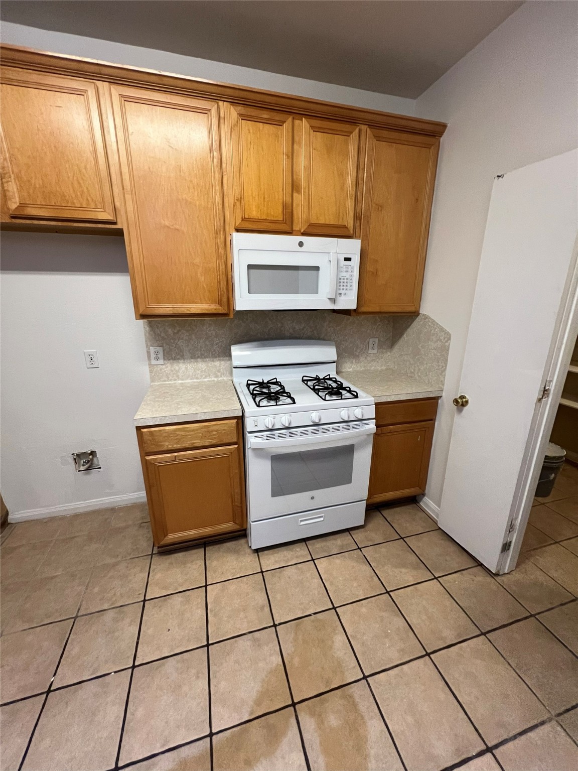 4018 Longway Estates Court Fresno, TX 77545 - Photo 8 of 20 a kitchen with a stove a sink and a refrigerator