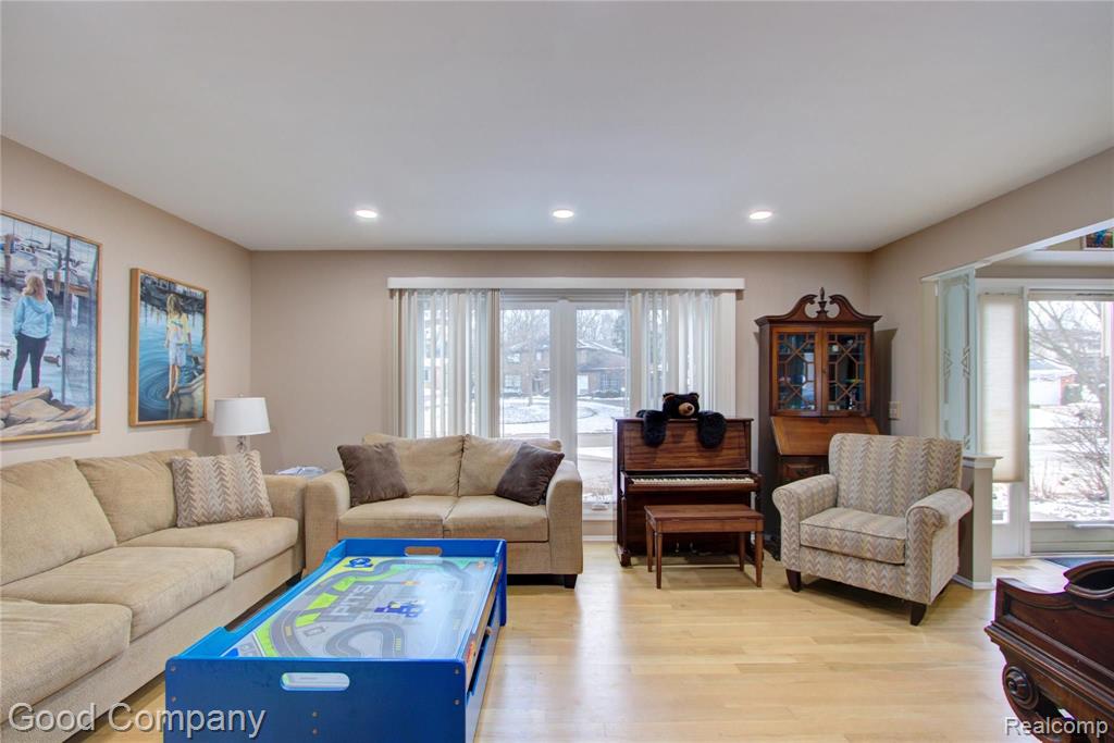 35190 Spring Hill Road Farmington Hills, MI 48331 - Photo 7 of 53