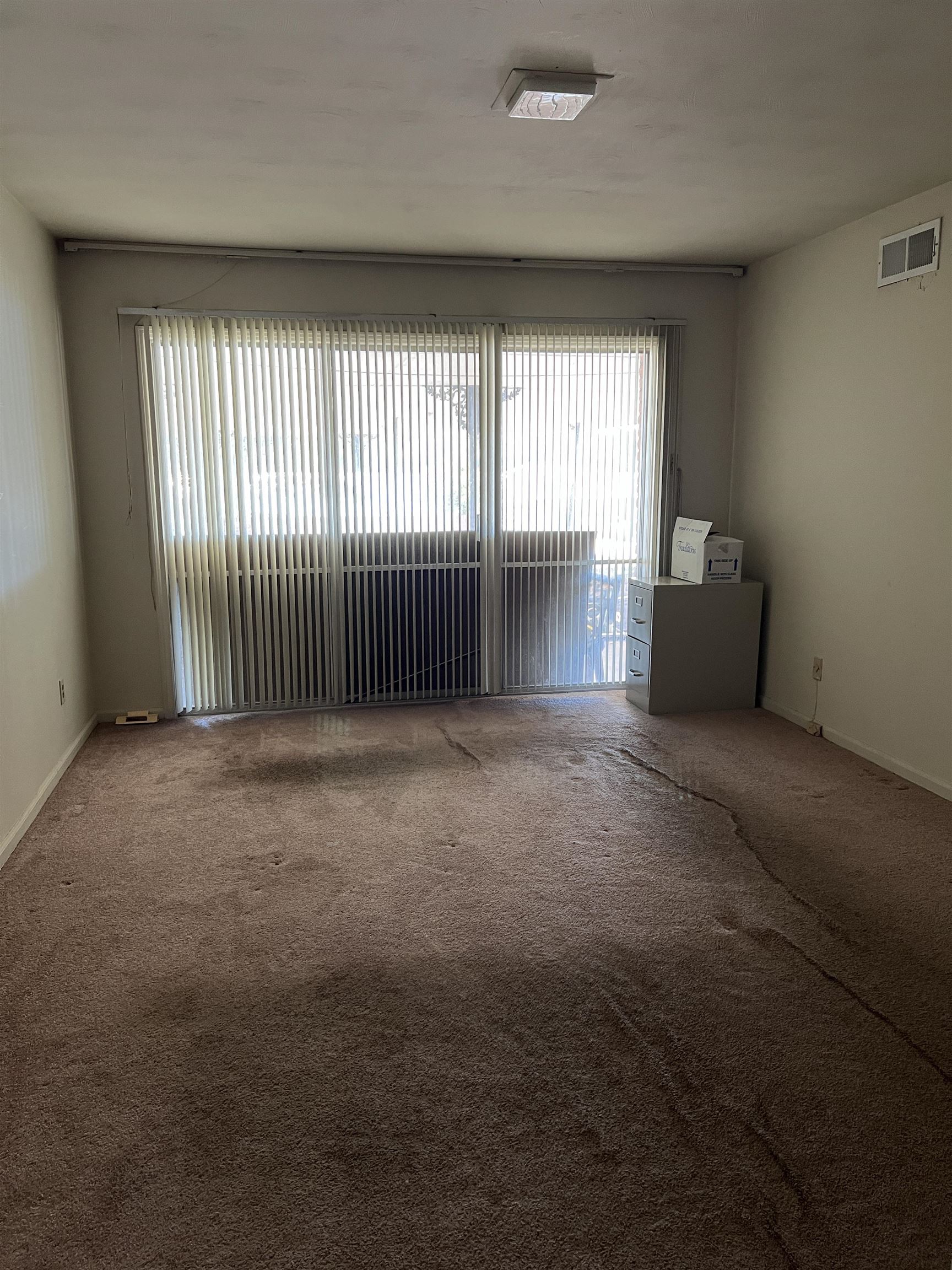 1903 West Holmes Road Memphis, TN 38109 - Photo 7 of 18 View of carpeted empty room