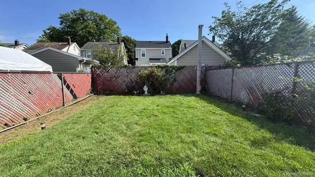 a view of a back yard