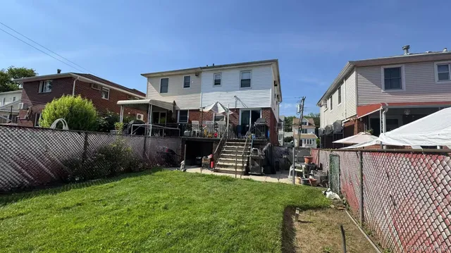 a view of a house with a backyard
