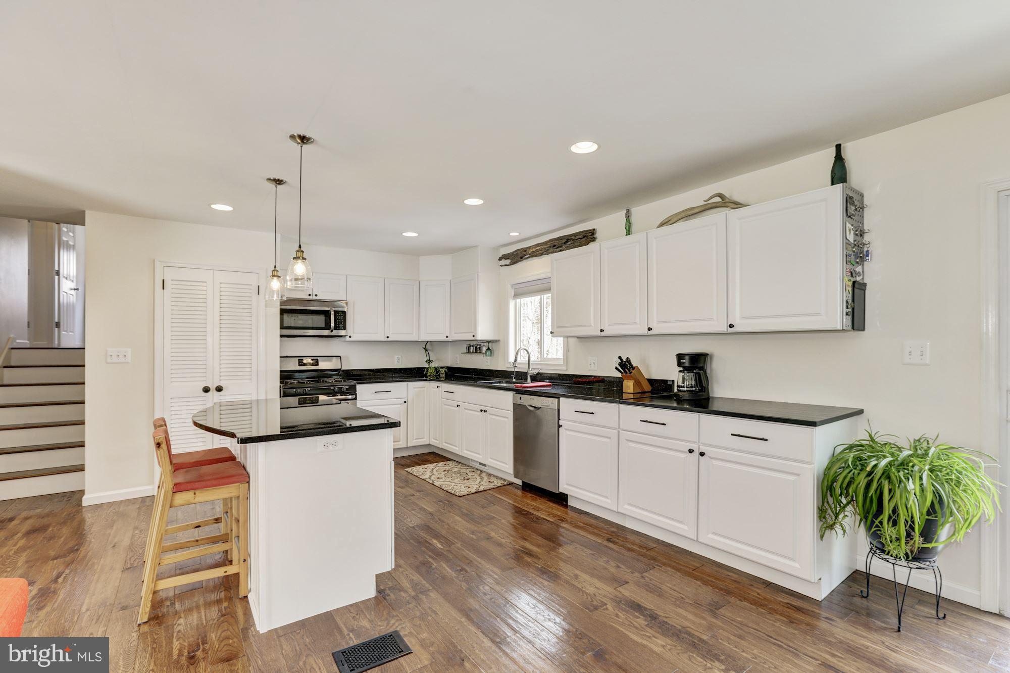 8026 Stillbrooke Road Manassas, VA 20112 - Photo 3 of 33 Quartz countertops