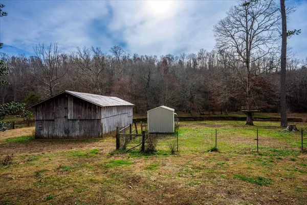 a view of a house with backyard
