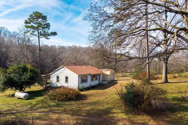a view of a house with a yard